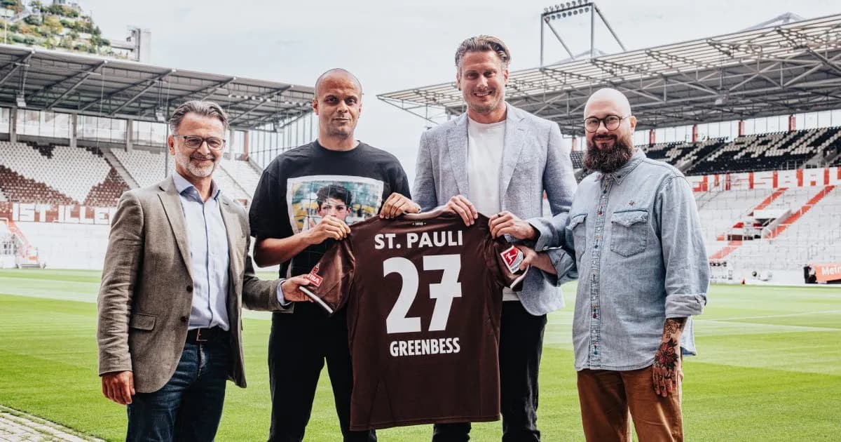 Übergabe eines Trikots des FC St. Pauli mit dem Schriftzug GreenBESS im Millerntor-Stadion