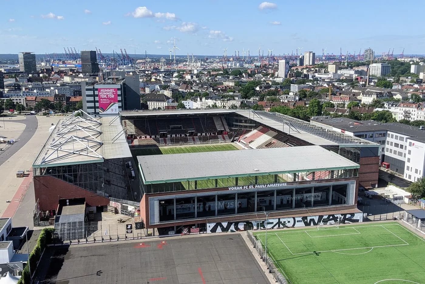 Millerntor-Stadion von oben, dahinter die Hamburger Innenstadt